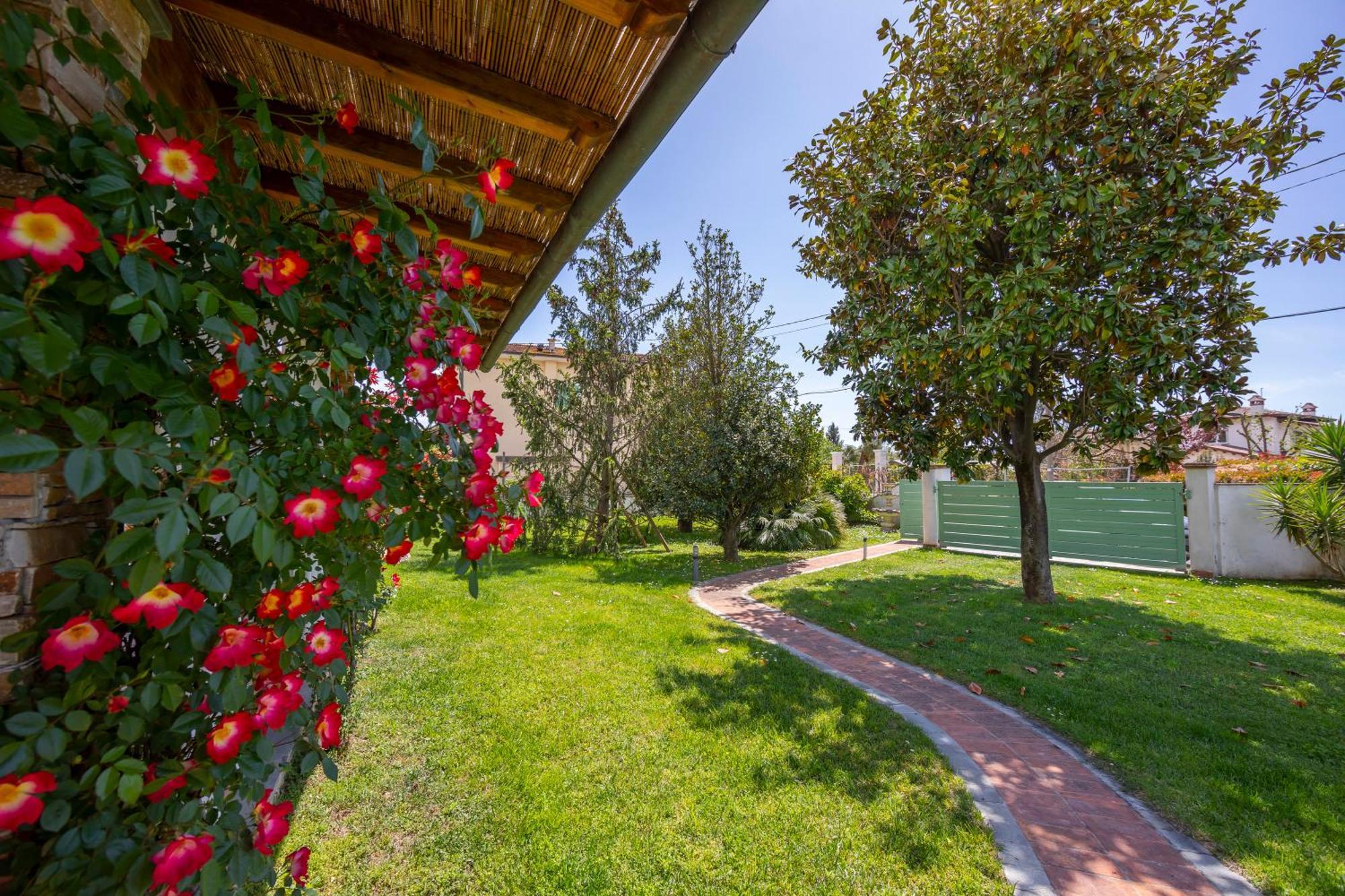 Villa Clara Few Km From The Sea - Happy Rentals بيتراسانتا المظهر الخارجي الصورة