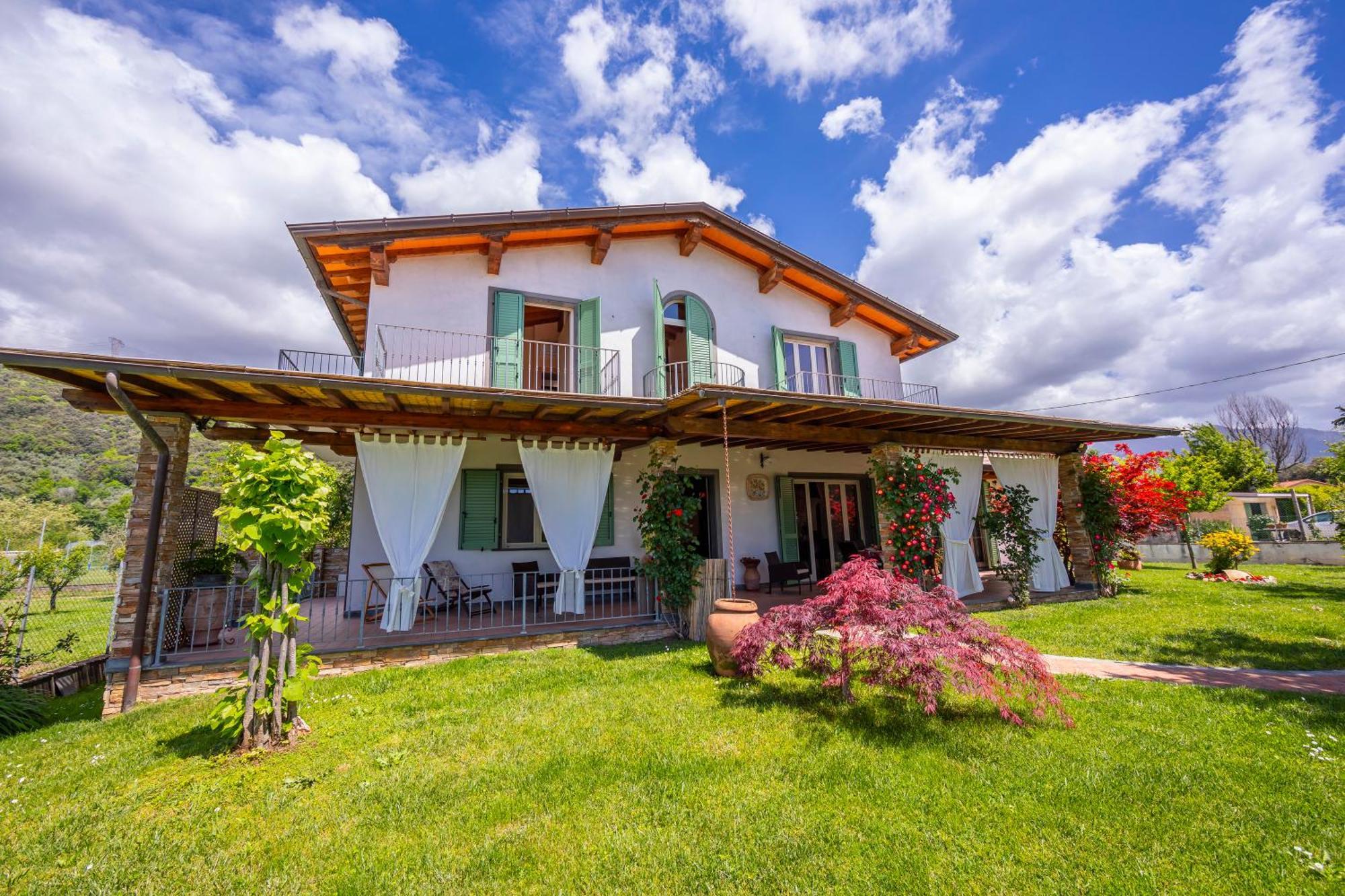 Villa Clara Few Km From The Sea - Happy Rentals بيتراسانتا المظهر الخارجي الصورة