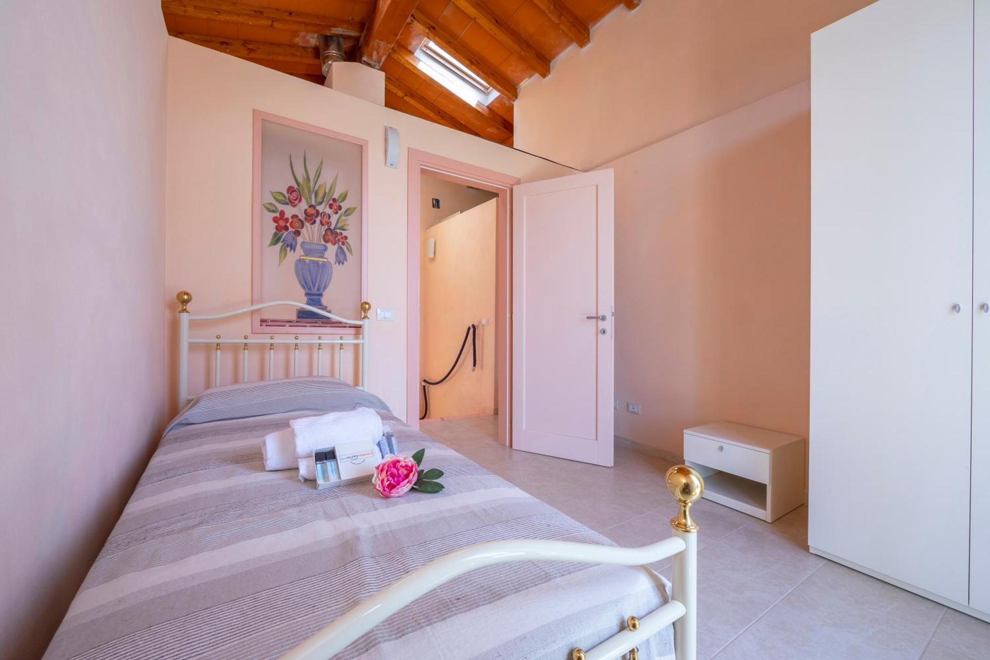 Villa Clara Few Km From The Sea - Happy Rentals بيتراسانتا المظهر الخارجي الصورة