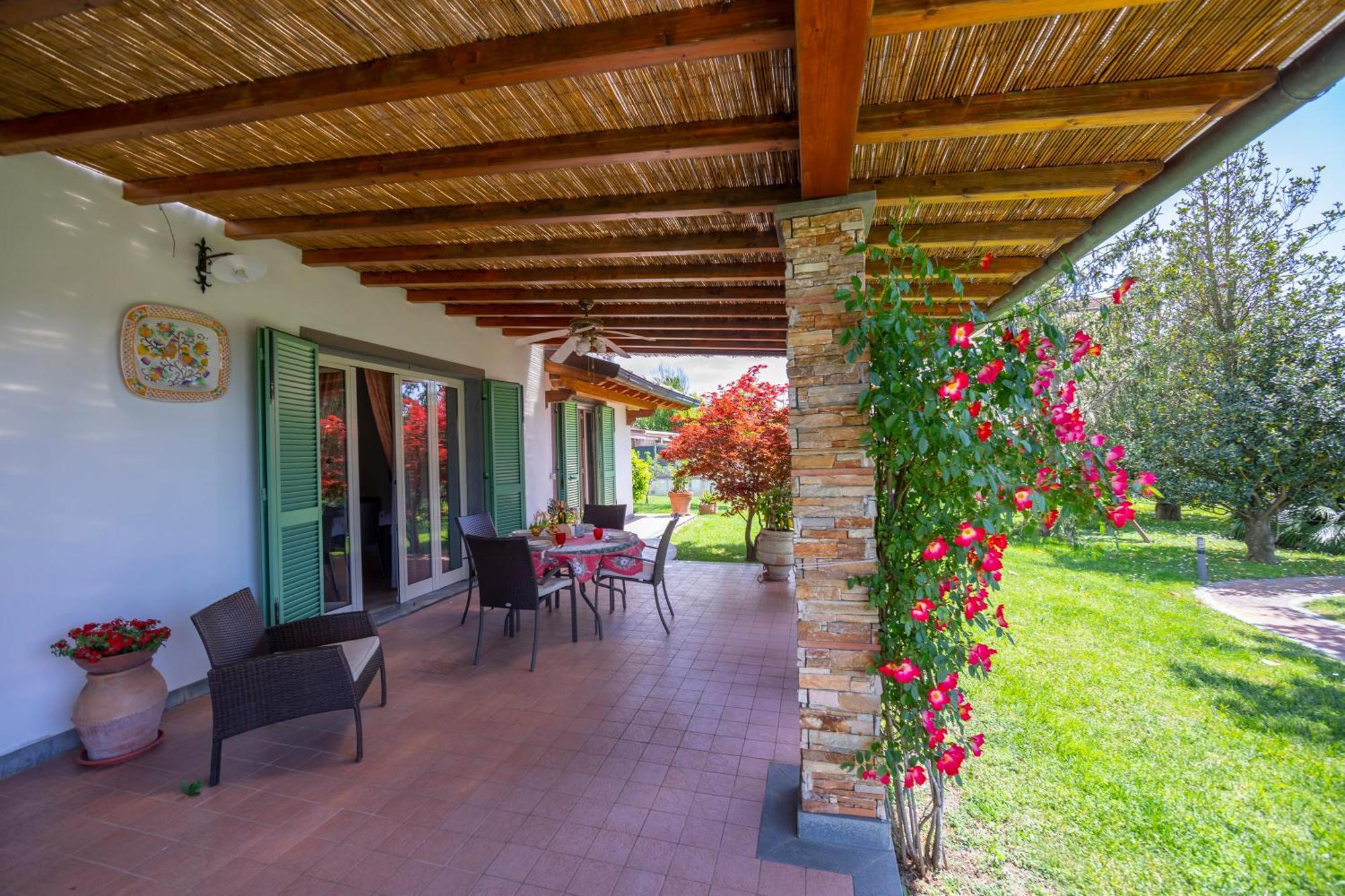 Villa Clara Few Km From The Sea - Happy Rentals بيتراسانتا المظهر الخارجي الصورة