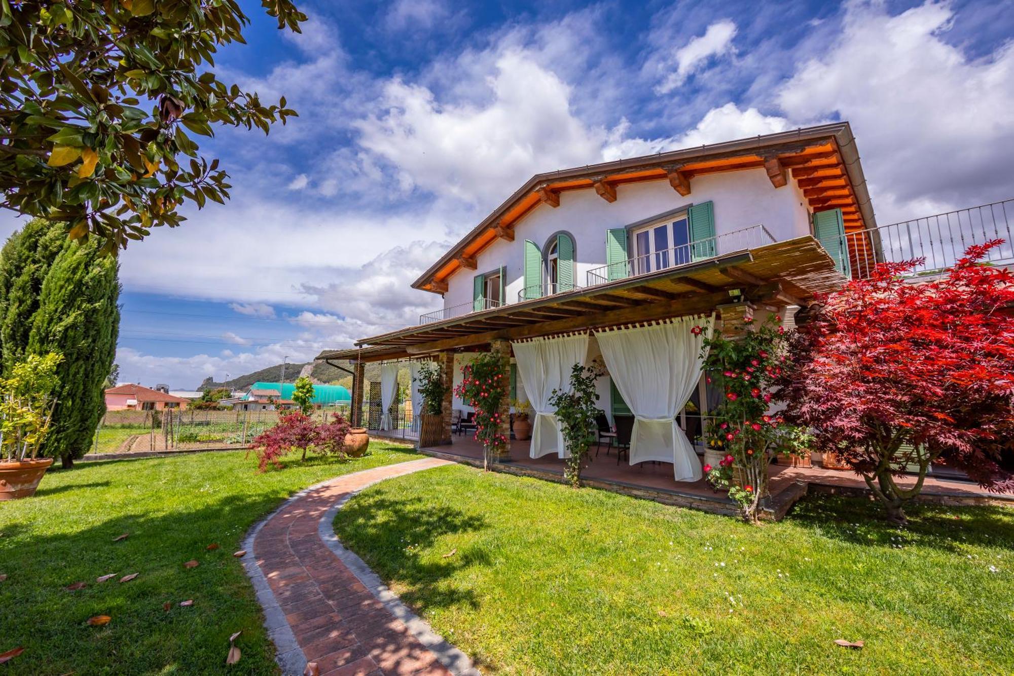 Villa Clara Few Km From The Sea - Happy Rentals بيتراسانتا المظهر الخارجي الصورة